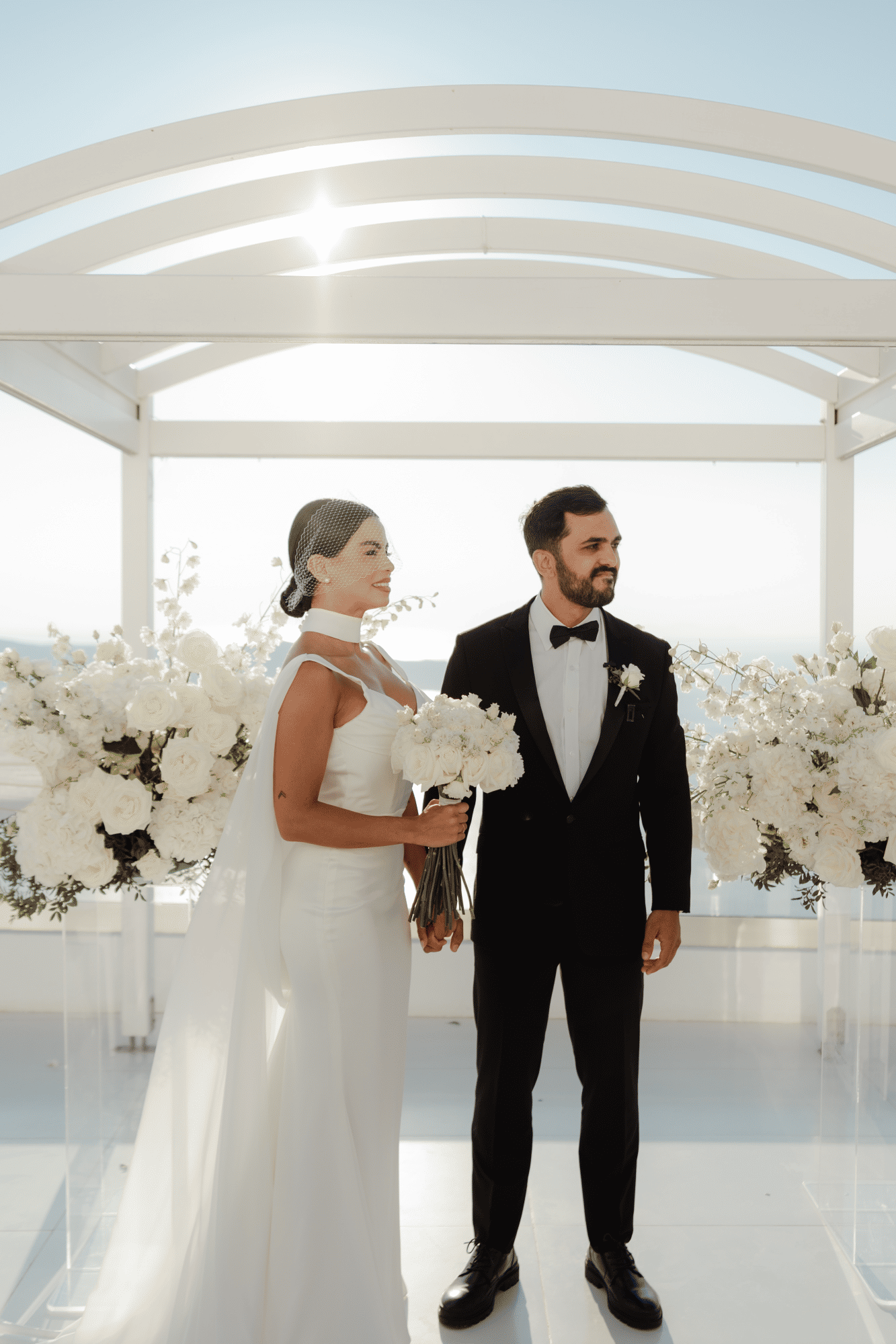 Casal em cerimonia de casamento em Santorini, Grecia