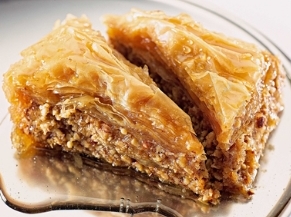 Baklava tradicional grego com massa folhada crocante, nozes e mel, doce típico da culinária de Santorini.