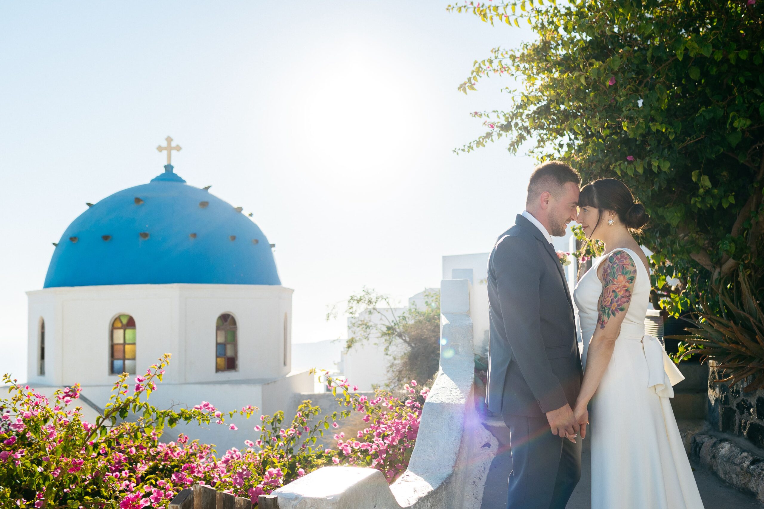 casal em cupula azul em santorini grecia