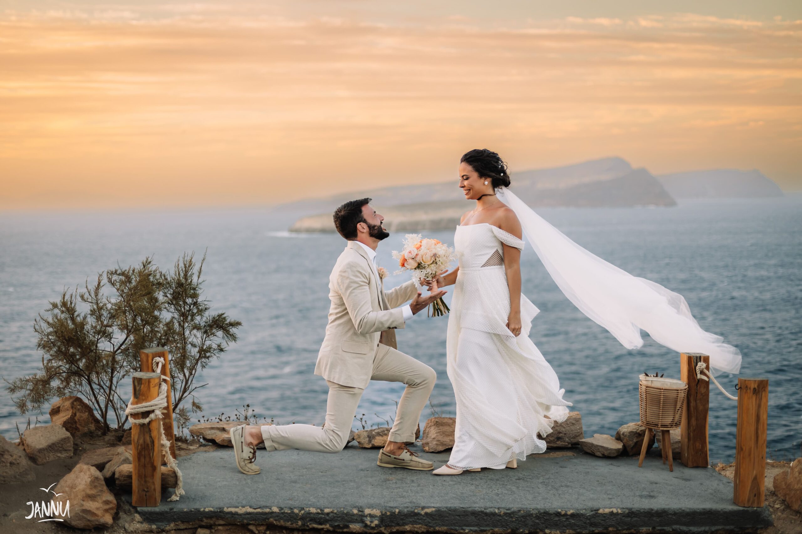 Casal em sunset em Santorini Grecia