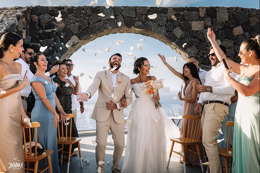 casamento com convidados em santorini grecia
