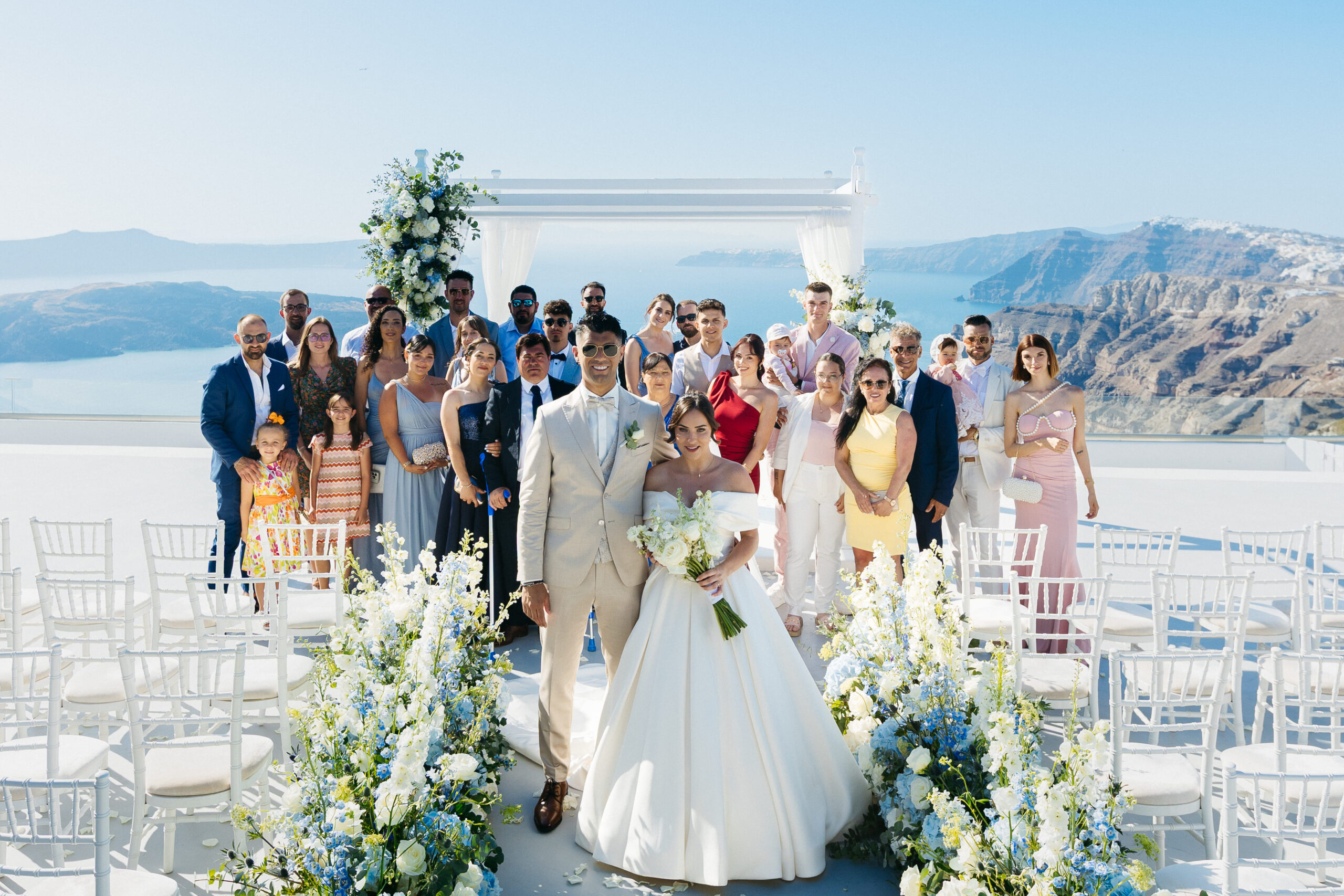 Casamento em santorini com convidados