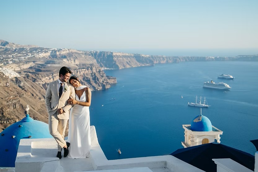 casal abraçados em santorini grecia
