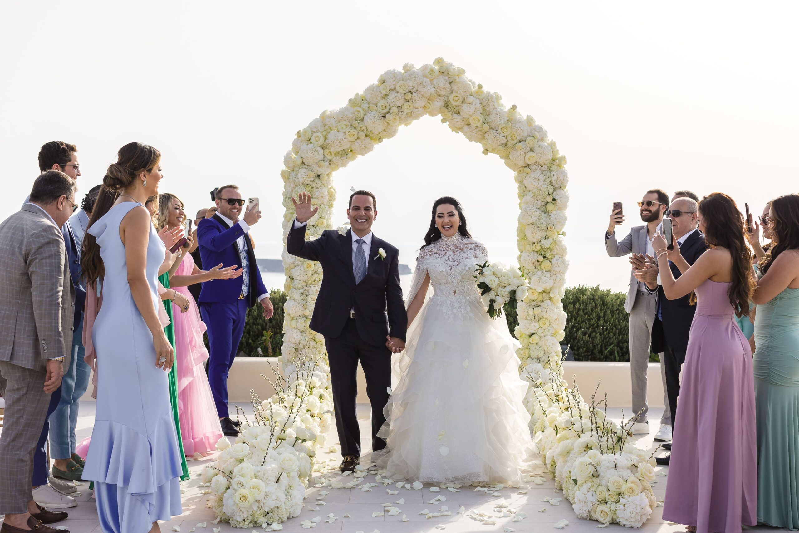 Cerimonia com convidados em Santorini, Grecia