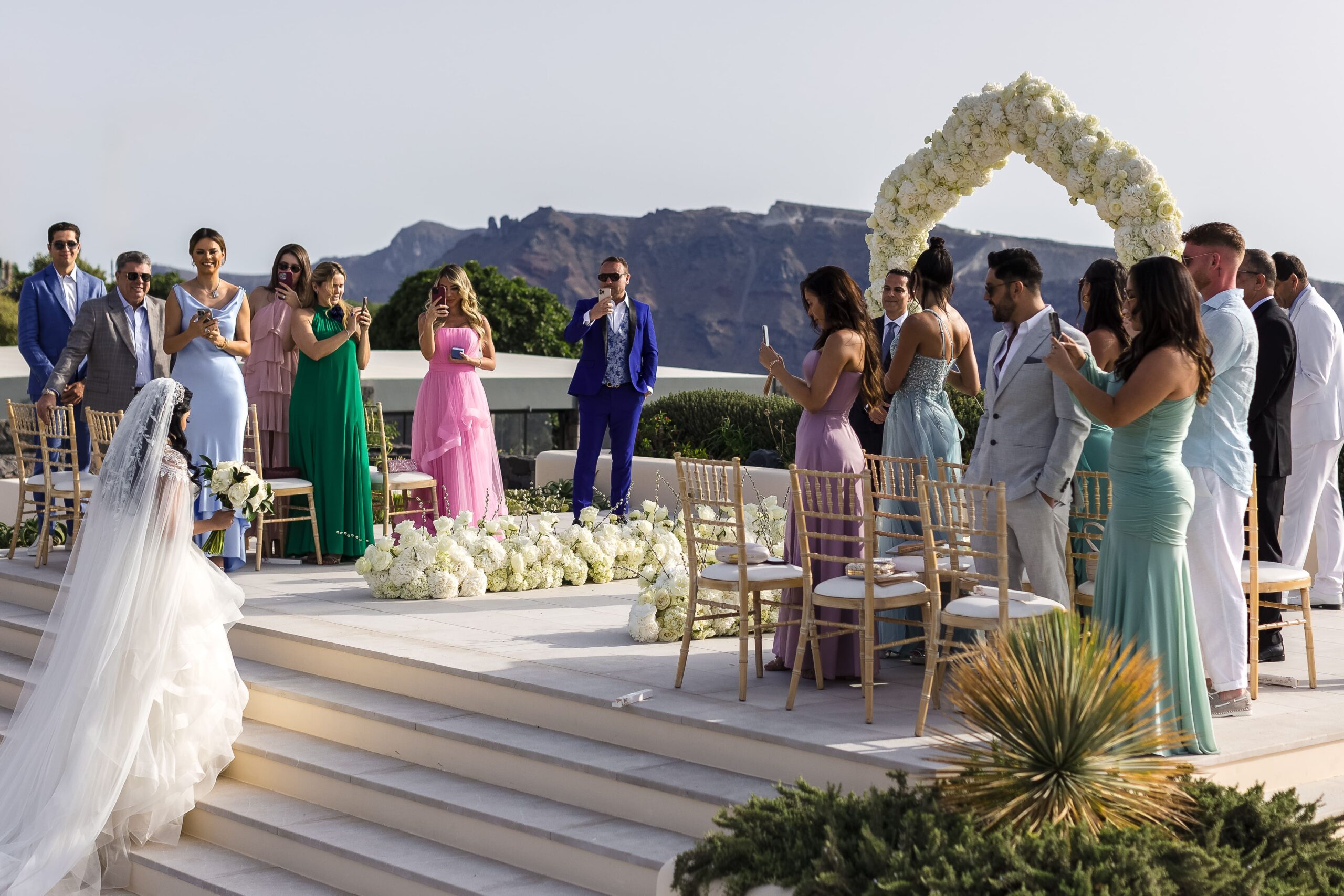 Entrada noiva em cerimonia de casamento em Santorini Grecia