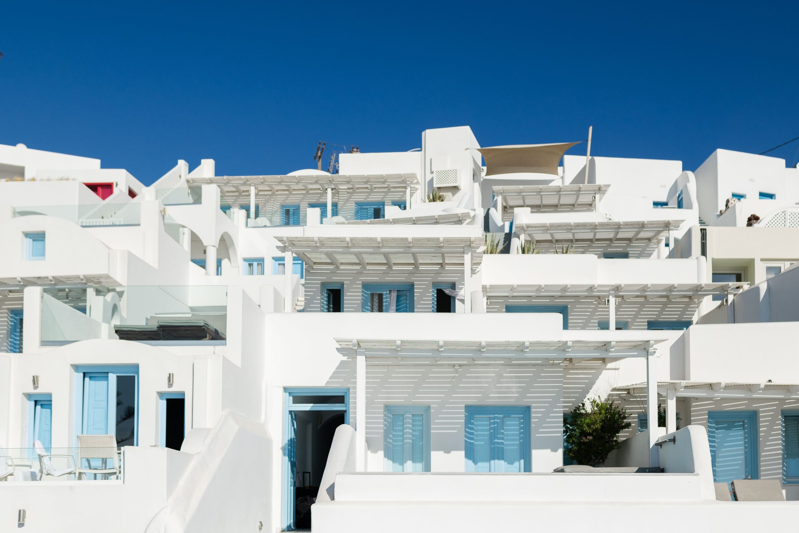 Hotel em Santorini, Grécia, com janelas azuis fechadas