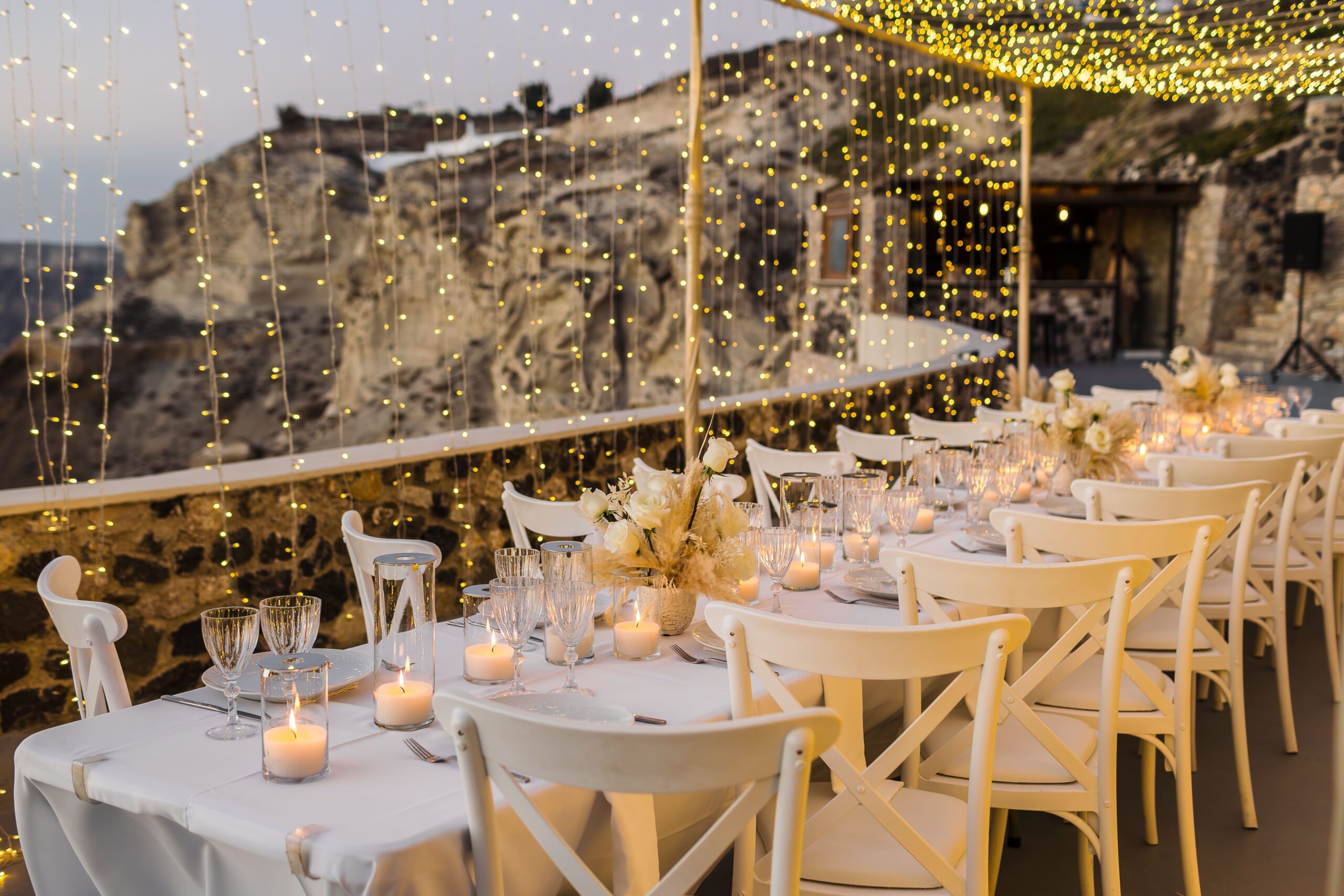 Mesa de jantar estilo boho em Santorini, Grécia