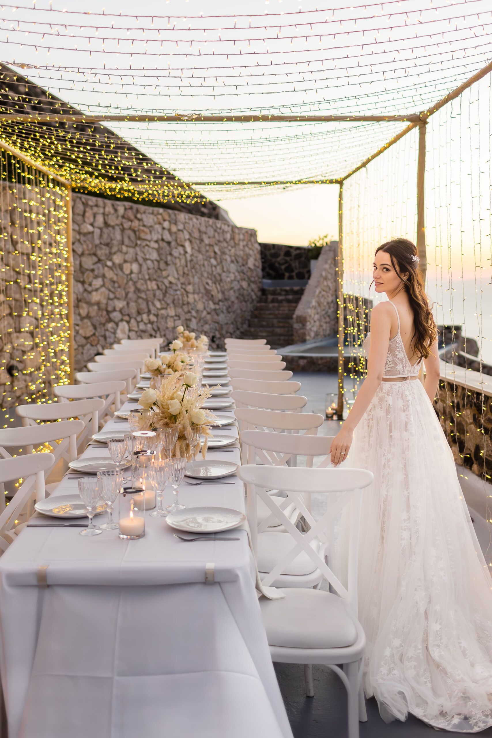 Noiva ao lado de mesa de jantar em Santorini Grecia