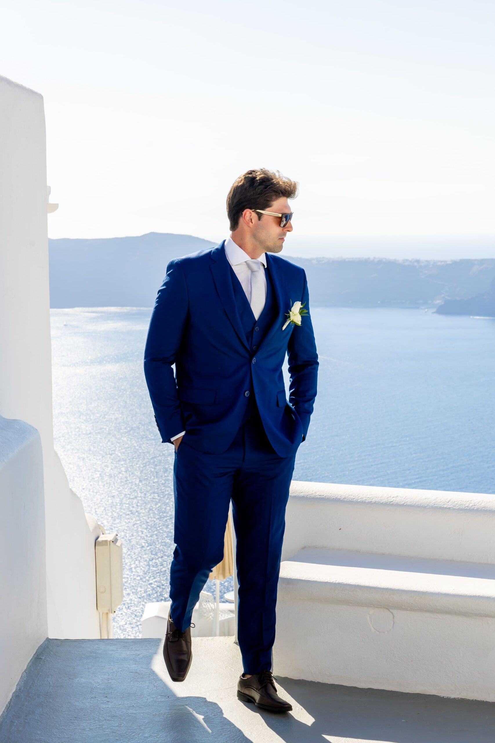 Noivo em terno azul escuro em Santorini, Grecia