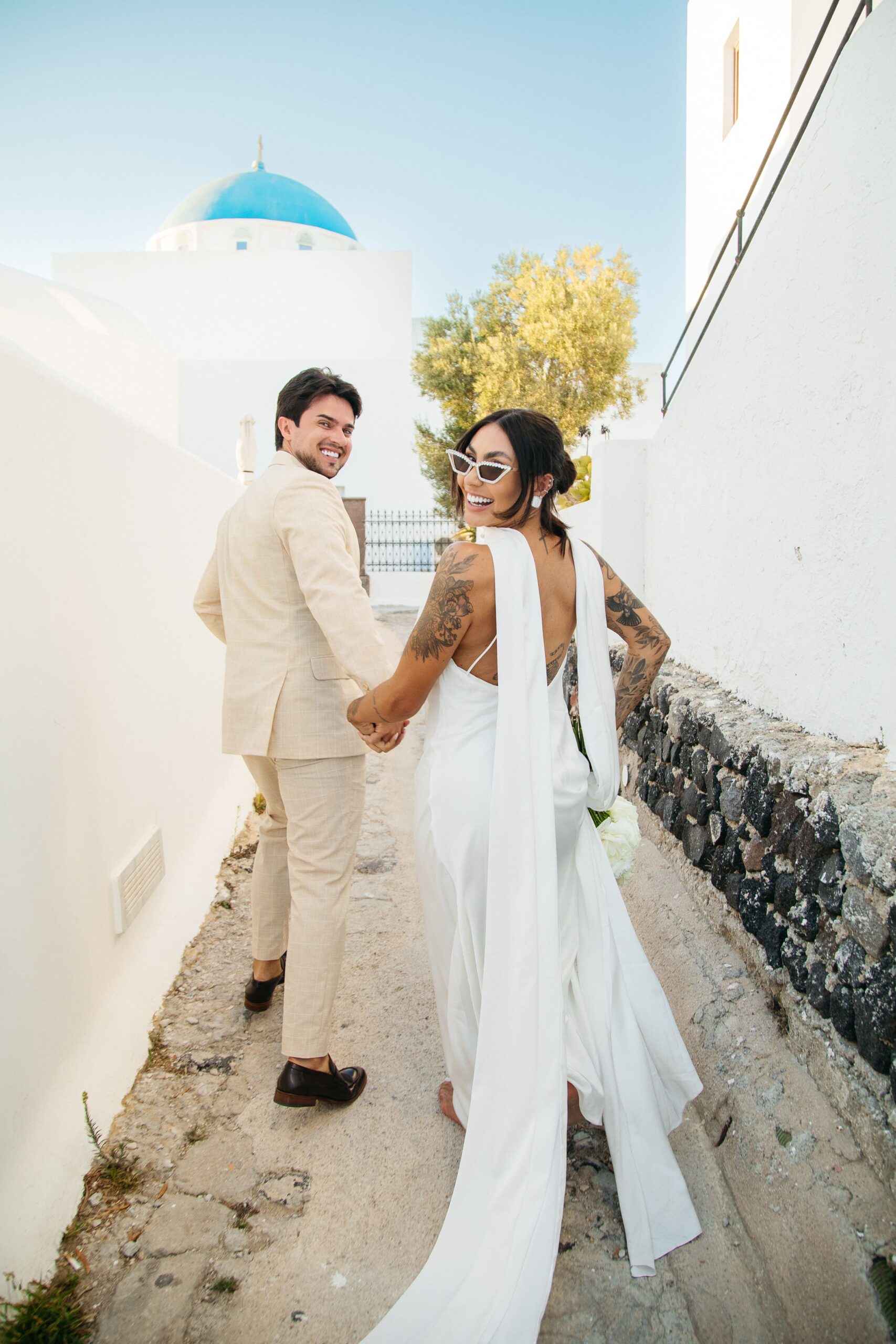 noivos em santorini grecia