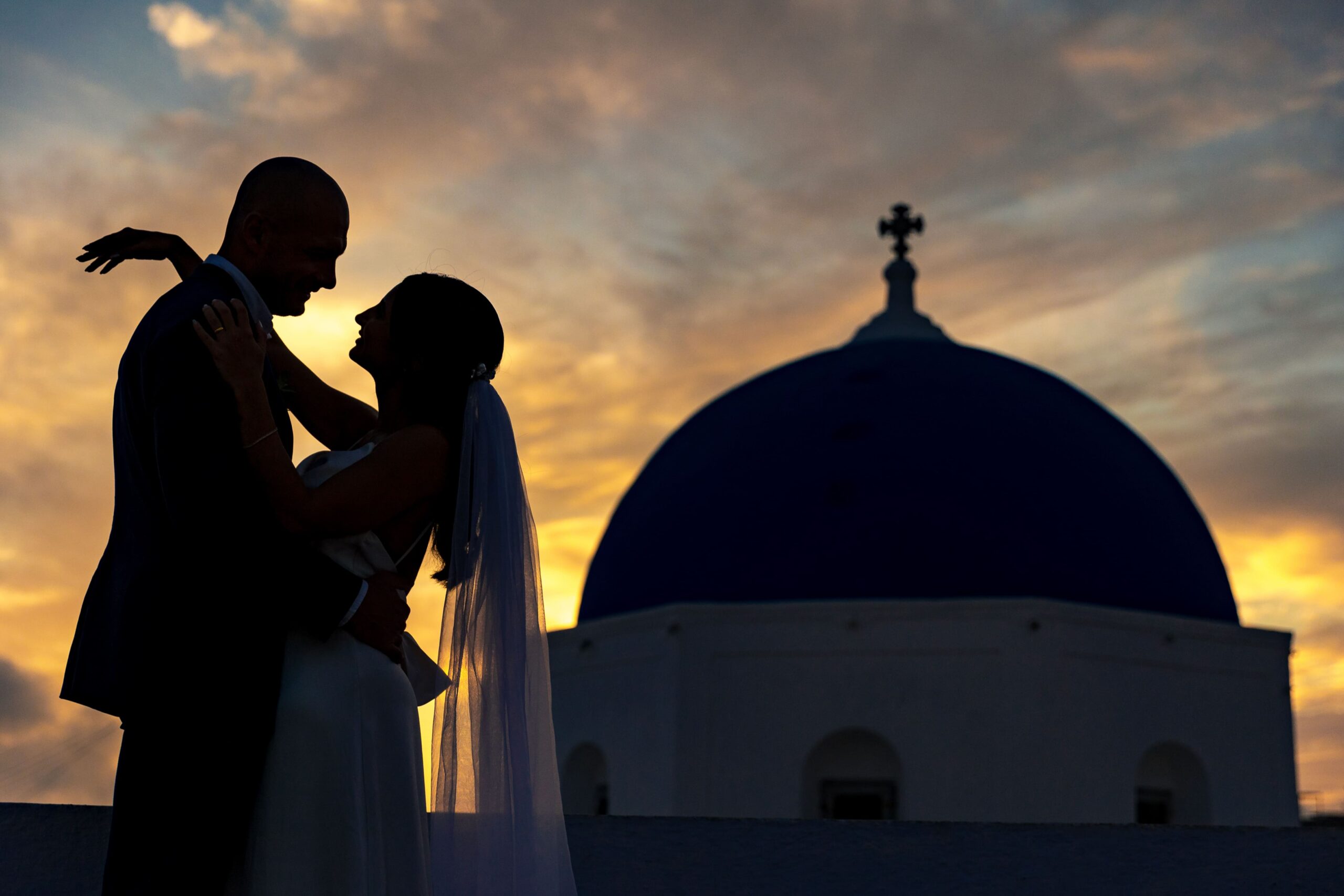 Noivos no sunset santorini grecia