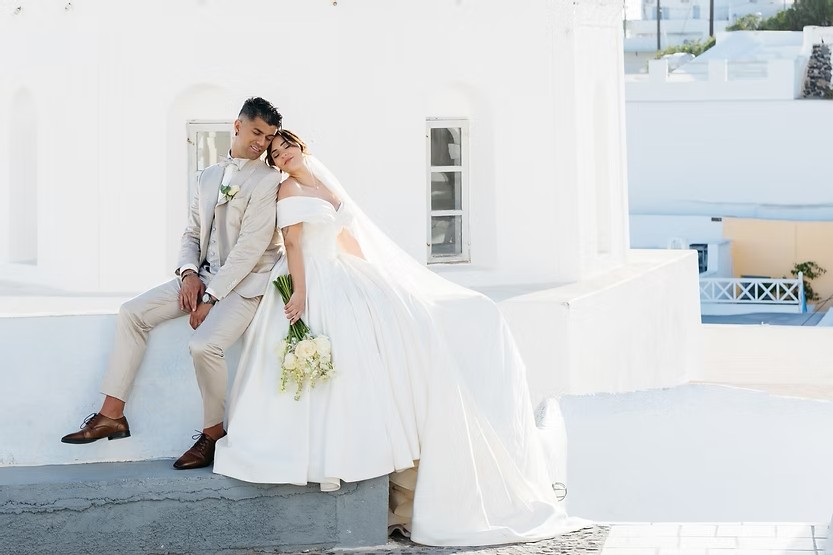 noivos em santorini, grecia