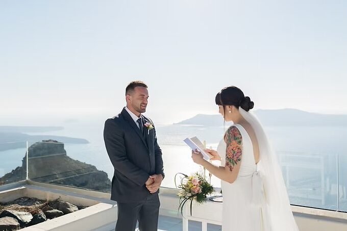 noiva lendo votos do casamento em santorini grecia